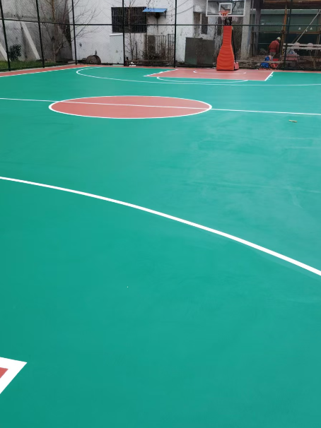 满城 球场长期使用易出现地面开裂
